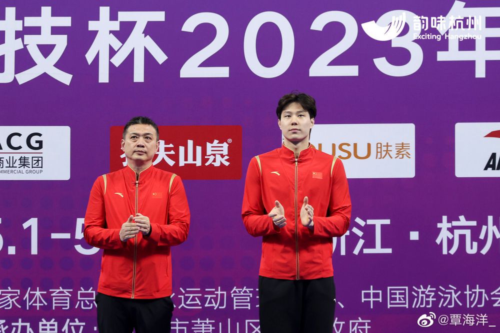 比赛焦点瞬间：第9分钟，尤文右路角球开到禁区麦肯尼头球顶高了。